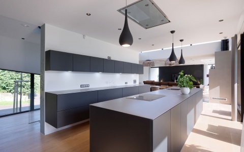  Cuisine sur mesure en verre laqu&eacute; , plan de travail en inox