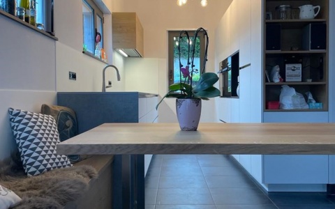 Cuisine et banc sur mesure en stratifi&eacute; FENIX et m&eacute;lamin&eacute; , plan de travail en c&eacute;ramique DEKTON , Table en ch&ecirc;ne massif